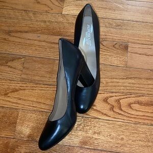 AEROSOLES Black Leather Mid-Heel Classic Pumps NWOB Sz 9